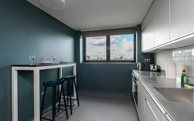 Stylish Three-bedroom Apartment in Poplar