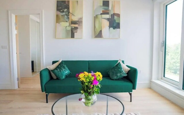 Tranquil London Apartment Near Coombe Hill House