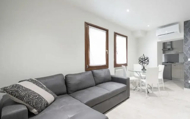 San Marco Style Canal View Apt 1 by Wonderful Italy