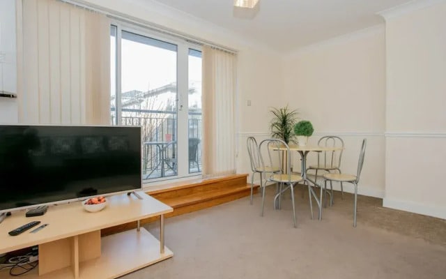 1 Bedroom Flat with Balcony Accommodates 4