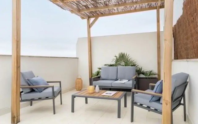 Perissa - 2 Bedrooms and Terrace in Trafalgar