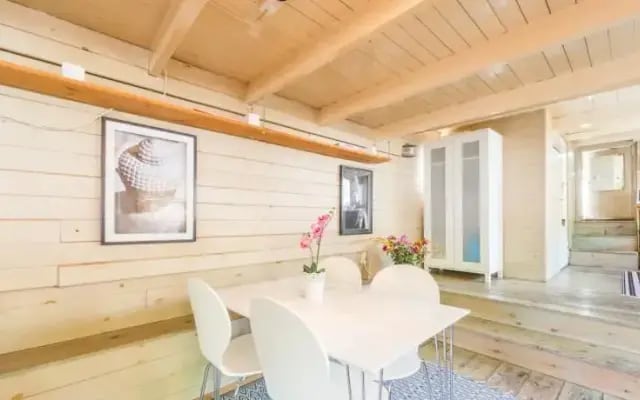 Houseboat in Jordaan Area