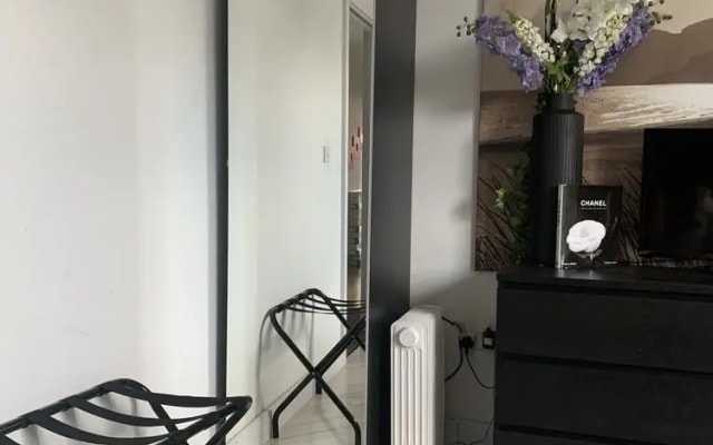 Notting Hill 2-bed Apt With Balcony, 1 min to Tube