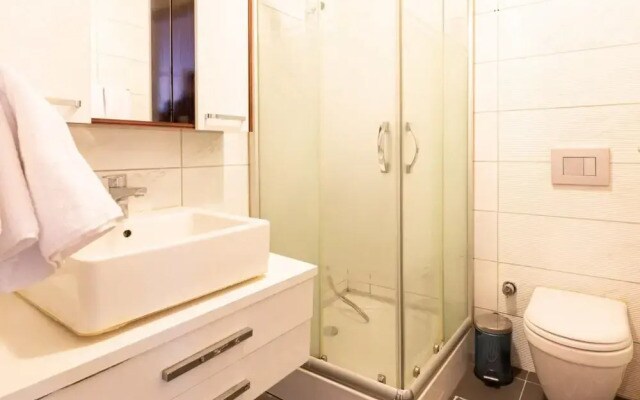 Central Studio Flat with Shared Pool in Sisli