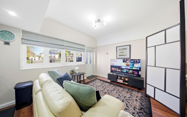 Tranquil Studio - Sleeps 2 & Private Parking