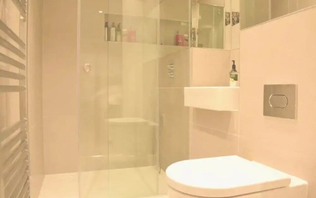 Modern 3 Bedroom Top Floor Apartment