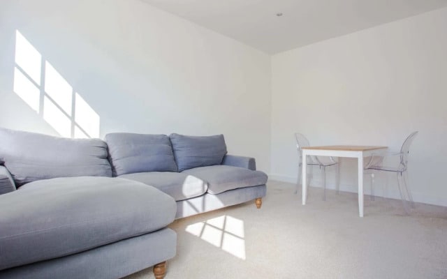 Modern & Spacious 2 Bedroom Flat Near Clapham Common