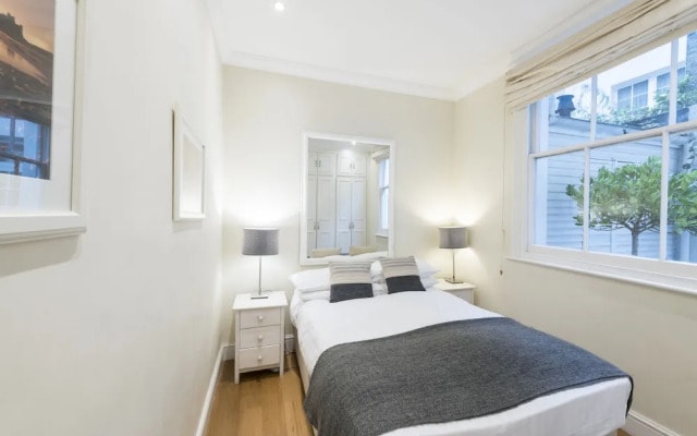 Large 2 Bedroom Flat in Victoria - Zone 1