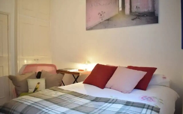 West Kensington Stunning 2 Bedroom Flat With Balcony
