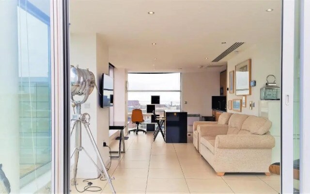 SidemerseyLivingscouk 2BR 2BA Luxury APT in L2 w Parking