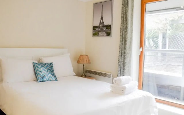 OYO Home Docklands 2 Bedroom Apartment