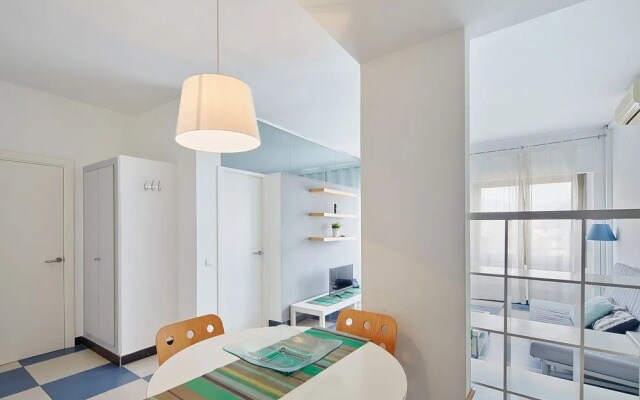 Chic & Basic Urquinaona Apartments
