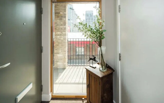 Shiny and Comfy stay with Underground links nearby!