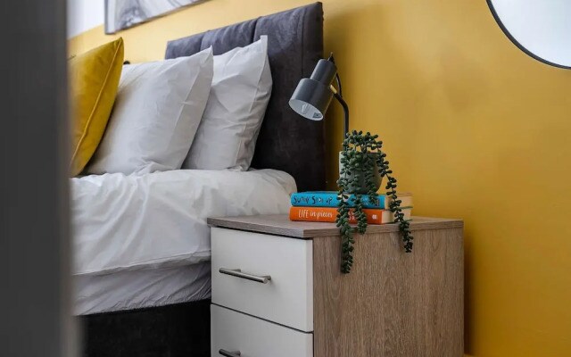 Stylish 2BR Apartment Near MCR Airport