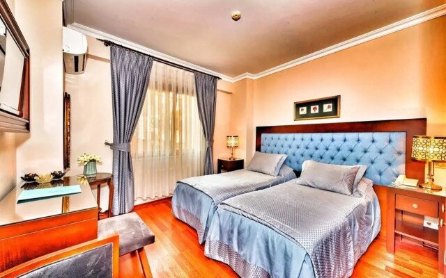 Daphne Hotel
