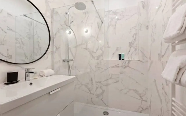 Contemporary & Comfortable 2 Bedroom Apartment in Paris