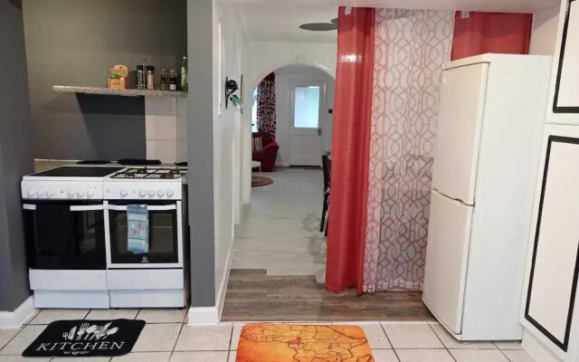House - Sleeps 8 - Garden - Parking