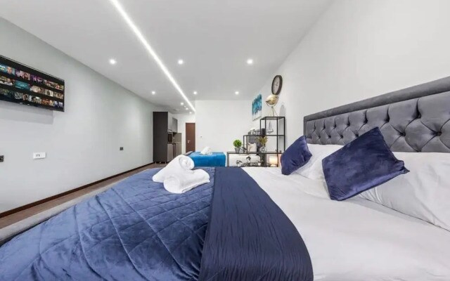 Modern Spacious Sleeps 4 Studio Golders Green