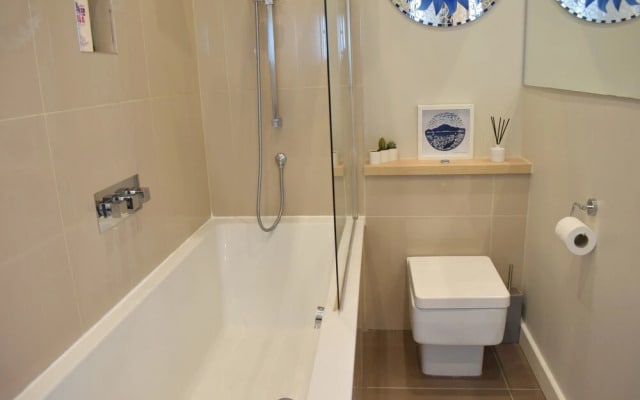 Modern 2 Bedroom Maisonette