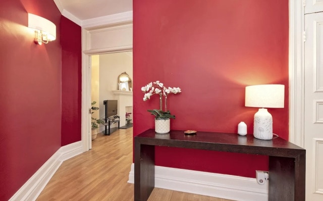 Historic Whitehall Flat in SW1 by Underthedoormat, London