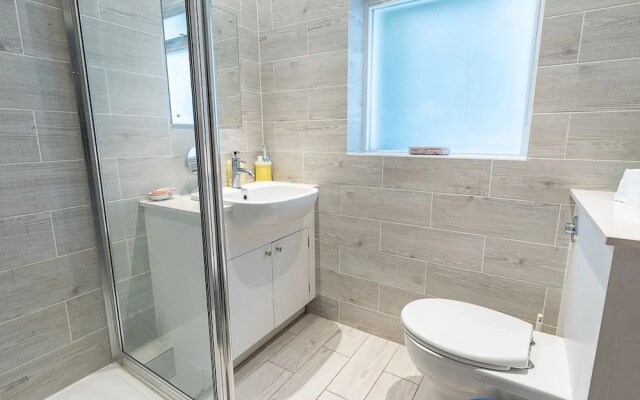 JOIVY 2 Bed Flat With Garden Next to Battersea Park!