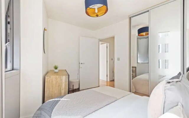 Chic 1 BDR W/balcony in Greenwich, 7mins to st