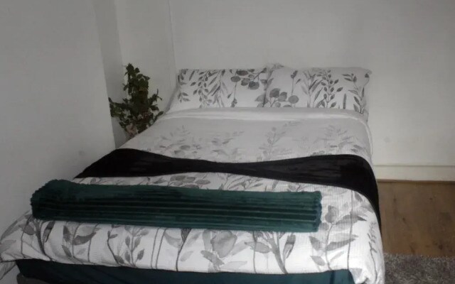 Spacious 4-bed House - Sleeps 5, Garden & Parking