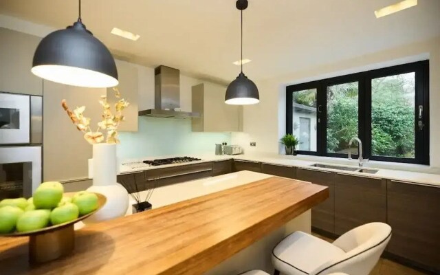 The South Hampstead Hideaway - Stylish 6bdr Home