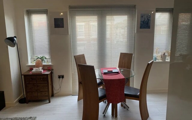 Lovely 2-bed Apartment in Wallasey, Sleeps 4