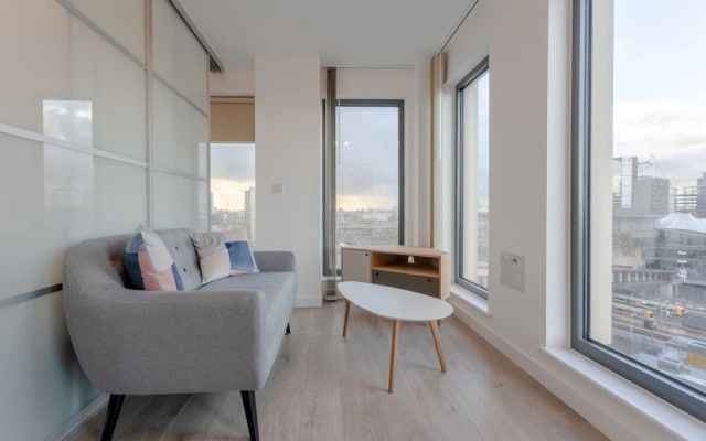 Modern 1 Bedroom Apartment With Views in Stratford