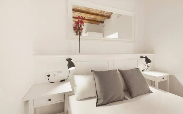 Welcoming 2 Bed With Balcony in Gracia