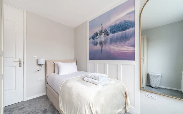 Excellent 3-bed Flat In Elephant Castle