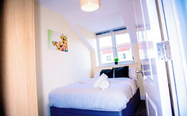 House - Sleeps 7 - Parking - 10min Drive to Centre