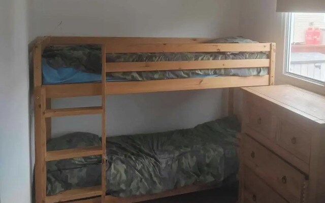 1br-garden-parking-pets-10 Mins to Beach