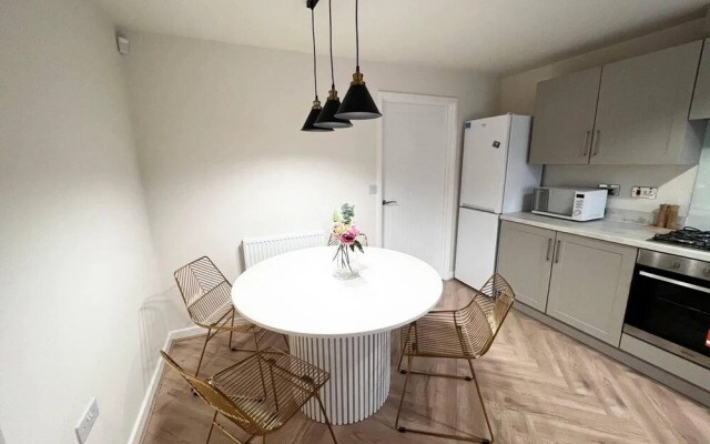 3-bed House, Sleeps 5, Free Parking