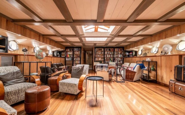 Luxury Canary Wharf House Boat Room 6