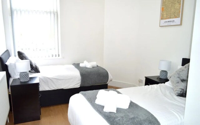 Beautiful Two-bed Apartment With Driveway Parking