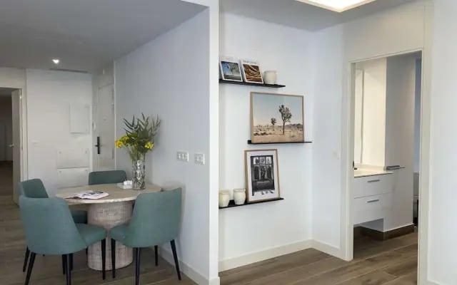 w Trendy 2BR w Sunny Terrace in Chueca