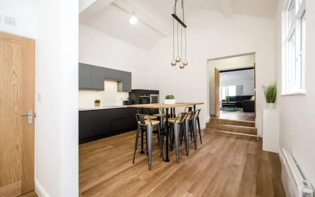 Host Apartments Wood St Nightlife Apt