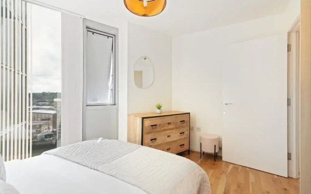 Chic 1 BDR W/balcony in Greenwich, 7mins to st