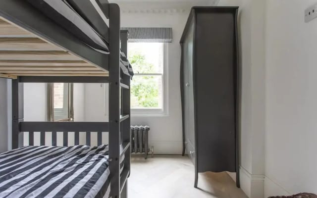 London Apartment- 4 Bedrooms-garden and Parking