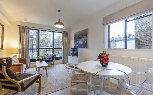 Modern 2BR Flat Minutes From Kensington Gardens