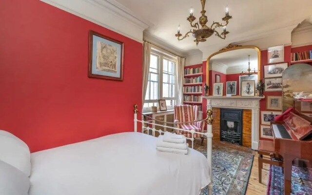 The Grand "old Boy" - Marylebone - by Frankie Says