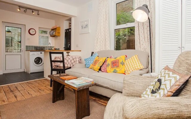 Beautiful 2 Bedroom Garden Apartment
