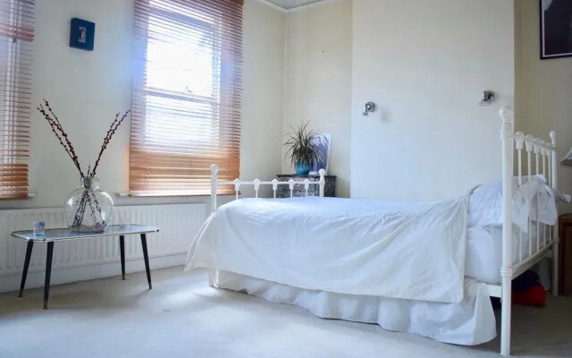 2 Bedroom Wimbledon House With Garden