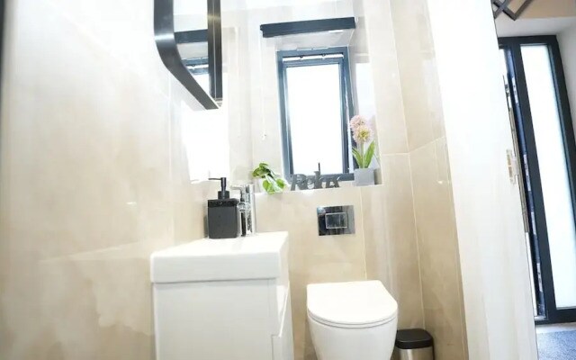 Charming London House - Sleeps 4 & Outdoor Space