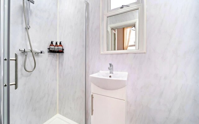 Modern 1BR Apartment in Greater London
