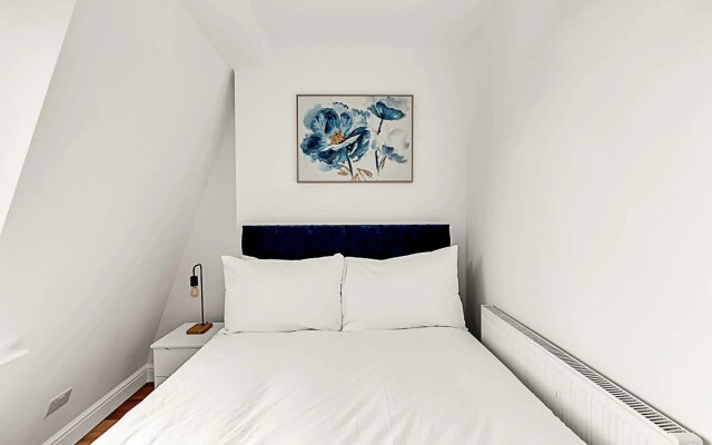 Contemporary Oasis in Paddington III