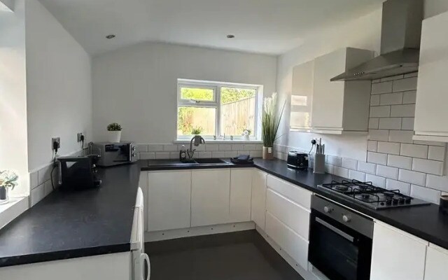 NEW 4 Double Bedrooms Large House