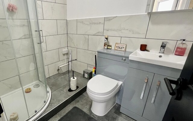 Newly Refurbished 1-bed Apartment in Croydon Se25